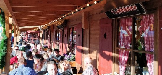 HEATSCOPE SPOT, Heizstrahler-Installation im Festzelt Tradition, Oide Wiesn auf dem Oktoberfest in Muenchen