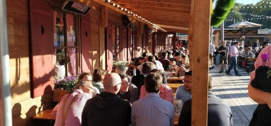 HEATSCOPE SPOT, Heizstrahler-Installation im Festzelt Tradition, Oide Wiesn auf dem Oktoberfest in Muenchen