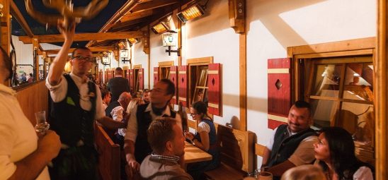 HEATSCOPE SPOT, Heizstrahler-Installation im Festzelt Goldener Hahn auf dem Oktoberfest in Muenchen