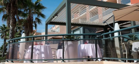 HEATSCOPE SPOT, Heizstrahler-Installation, Pergola auf einer Restaurant-Terrasse, Suedfrankfeich